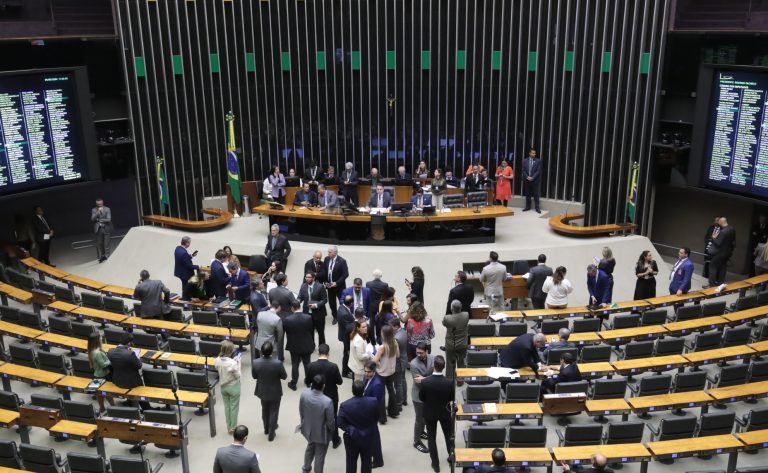 Projeto 6198/23, do deputado André Fernandes (PL/CE), altera a Lei Maria da Penha, prevendo até dois anos de prisão para a mulher que fizer falsa denúncia