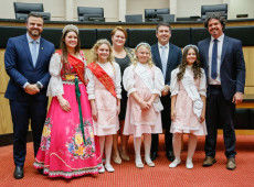 
Prefeita Solange Back, rainha Sthefany Hasse e parlamentares