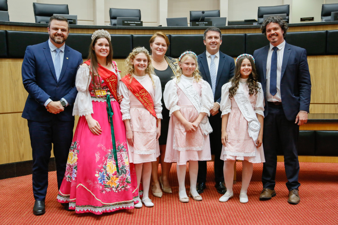 
Prefeita Solange Back, rainha Sthefany Hasse e parlamentares