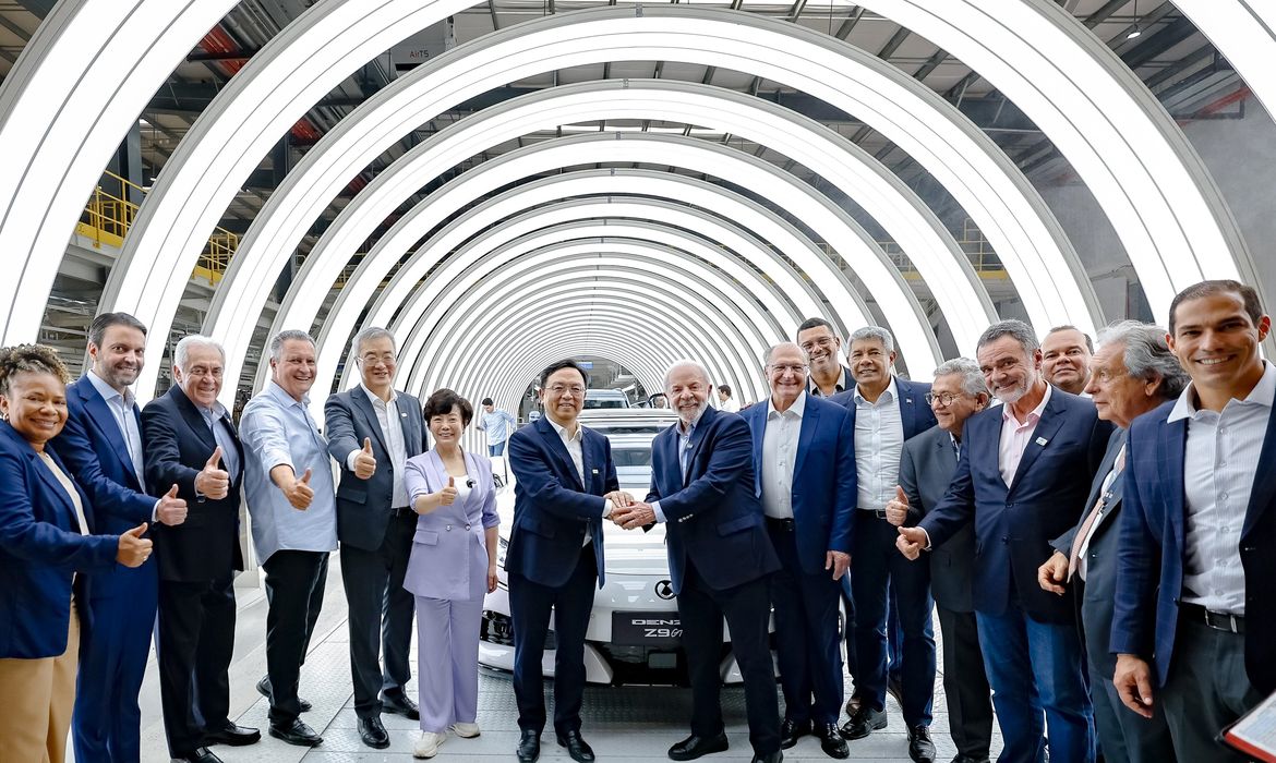 Nova fábrica de carros elétricos mostra confiança no Brasil, diz Lula