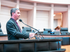 
Deputado Adilson Girardi (MDB), durante a sessão esta semana na ALESC