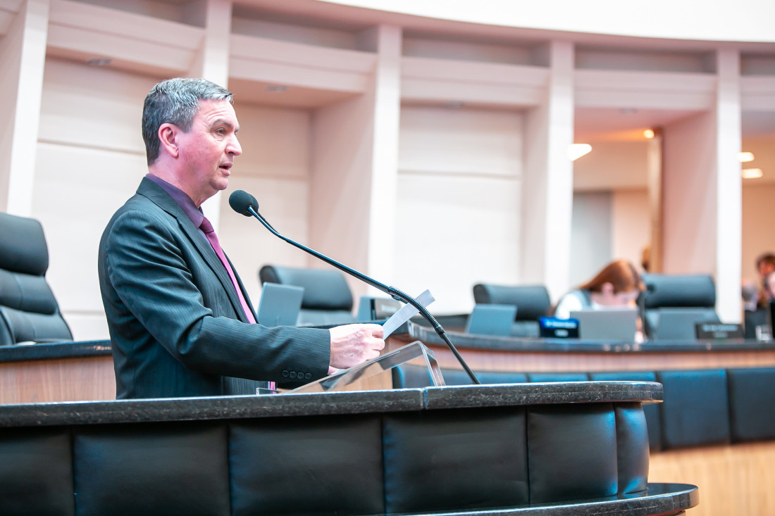 Deputado Adilson Girardi (MDB), durante a sessão esta semana na ALESC