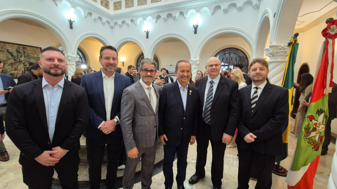 Ato da sanção das leis que atualiza FUMDESC e Universidade Gratuita-
Sandro Albano (Grupo Educacional Censupeg), Leandro Sorgatto (UCEFF Faculdades), Joãozinho Matos (Sinergia Sistema de Ensino), governador Jorginho Mello, Everaldo Tiscoski (Faculdades Esucri) e João Jorge Fernandes Junior (UniAvan)

