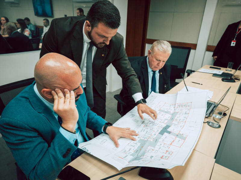 Deputados Berlanda e Lucas Neves, e o secretário de Estado da Saúde, Diogo Demarchi, visualizam o projeto do Hospital São José, de Bocaina do Sul
