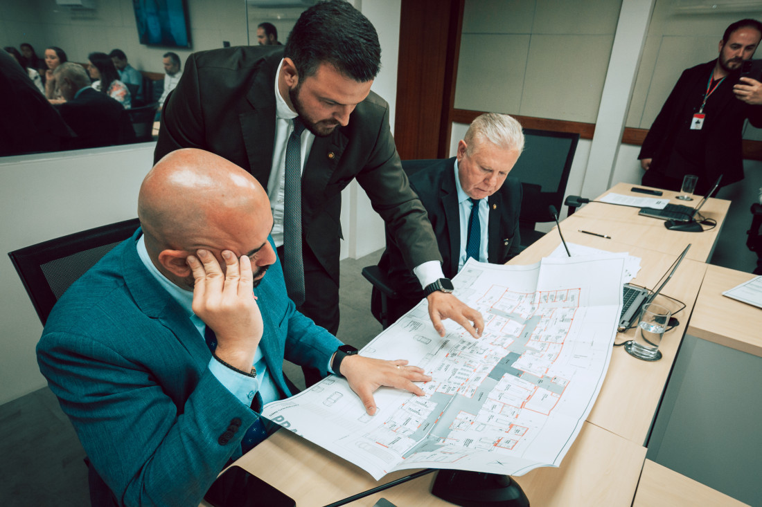 Deputados Berlanda e Lucas Neves, e o secretário de Estado da Saúde, Diogo Demarchi, visualizam o projeto do Hospital São José, de Bocaina do Sul
