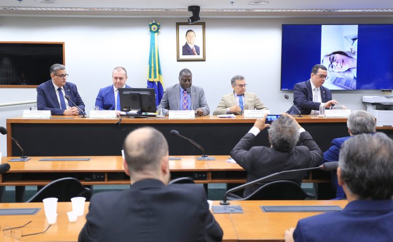 A médica Merabe Muniz relatou que candidatos brasileiros foram removidos de seus locais de trabalho para dar lugar a médicos cubanos