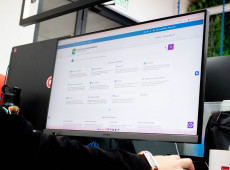 A plataforma utiliza as informações específicas do portal da transparência, com atualização em tempo real.