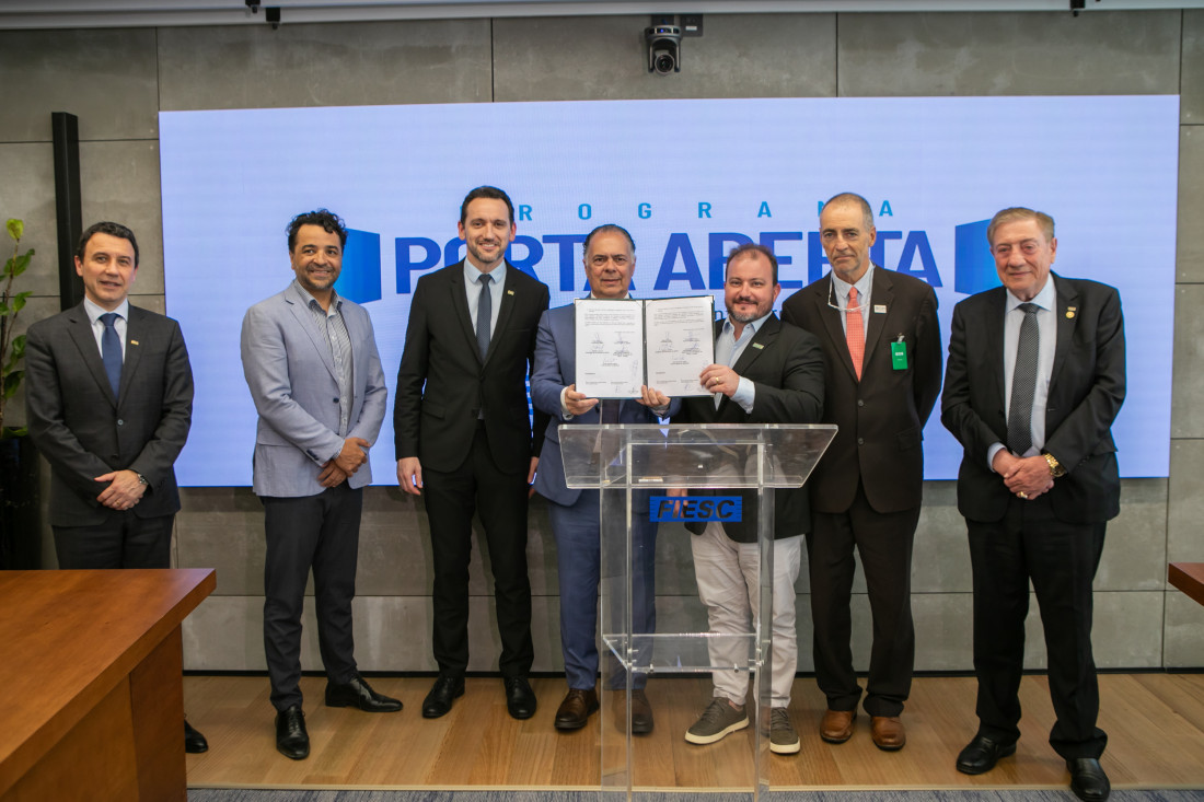 FIESC, SESI/SC, OIM e prefeitura assinaram termo