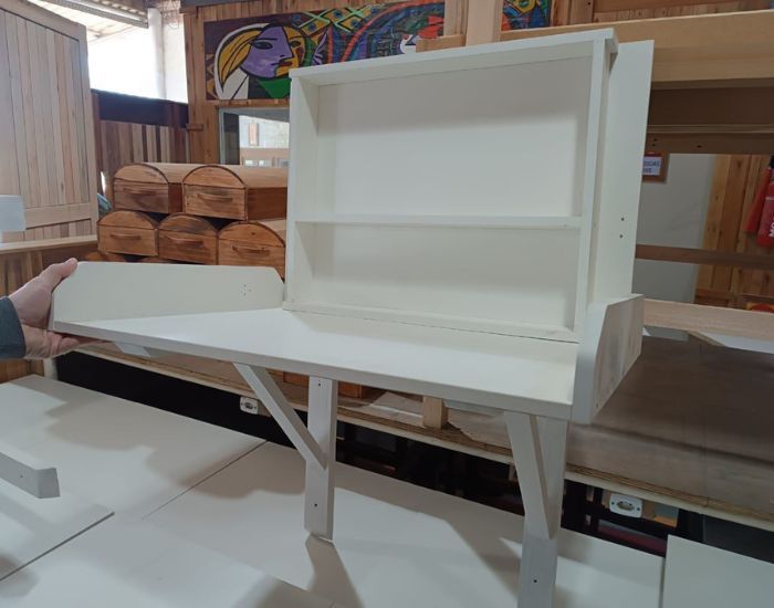 Hospitais públicos de SC recebem móveis feitos por apenados em parceria