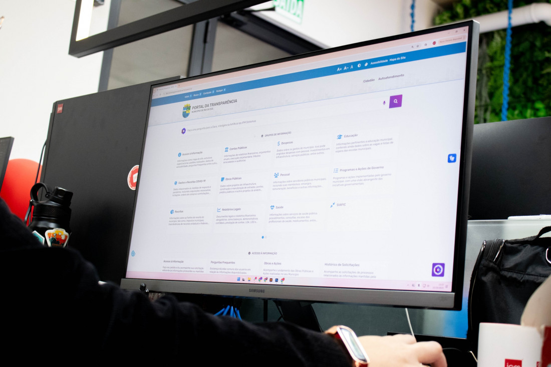 A plataforma utiliza as informações específicas do portal da transparência, com atualização em tempo real.