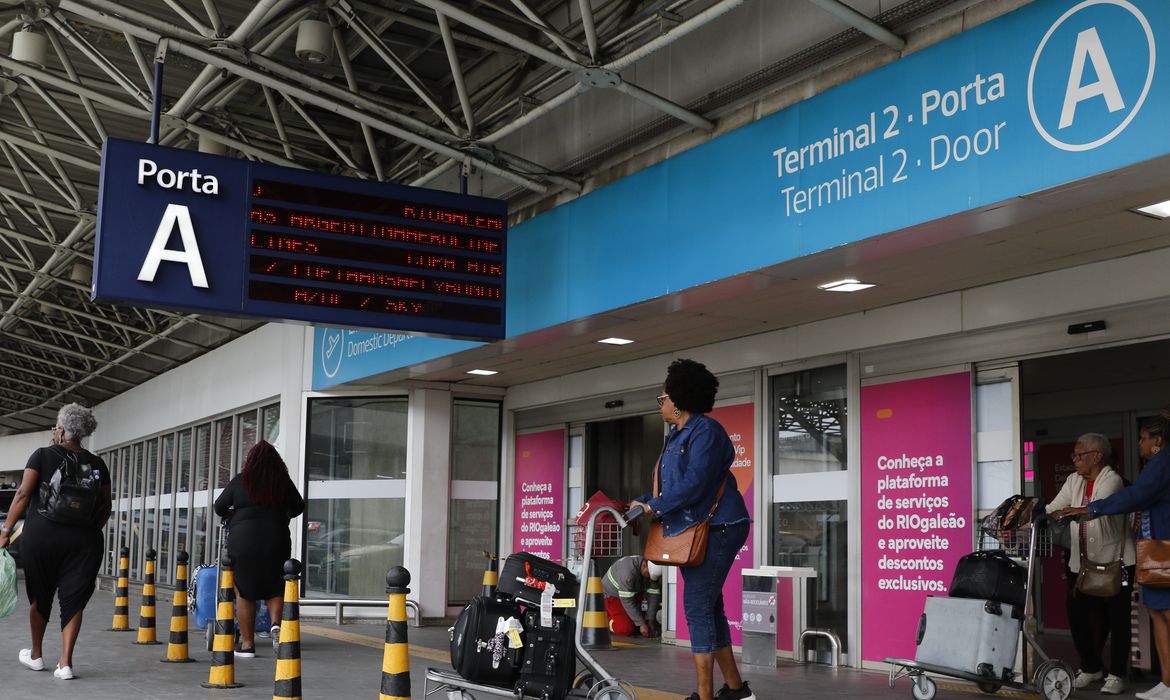 Aéreas flexibilizam remarcação de voos para RJ após operação policial