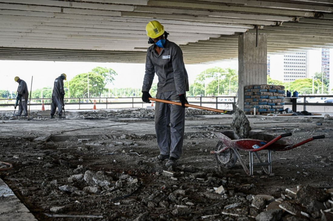 A dificuldade de contratar mão de obra também aparece entre as queixas do empresariado do setor
