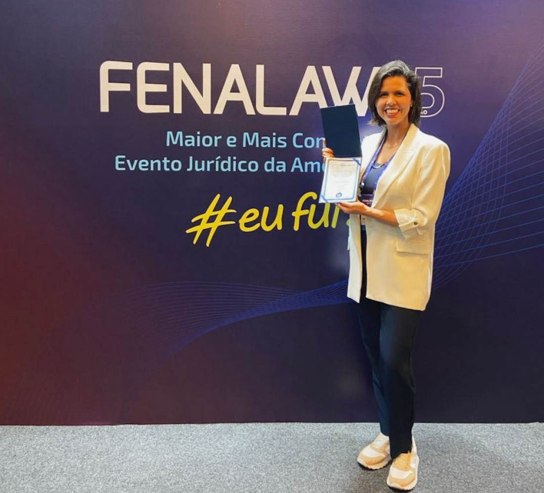  A advogada Natália Dodl e Souza, responsável pelo Núcleo de Gestão Jurídica do Menezes Niebuhr Sociedade de Advogados, conquistou a categoria prata na premiação