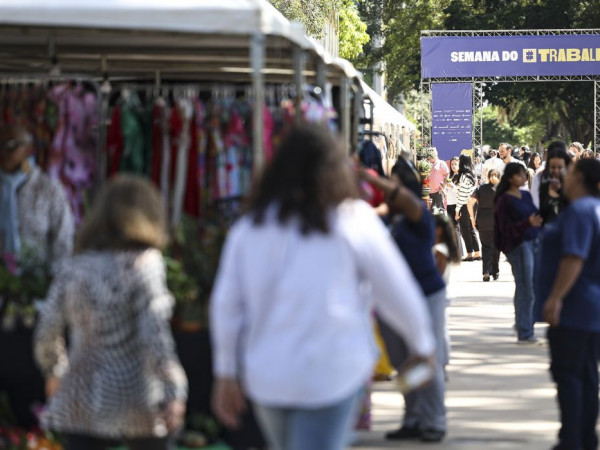 Desemprego no trimestre cai para menor taxa da série histórica