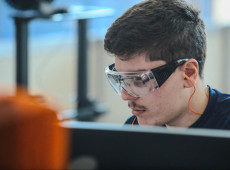 Pesquisa do SESI e SENAI mostra que os jovens priorizam salário, crescimento e propósito ao escolher uma carreira, valorizando autonomia e significado no trabalho.