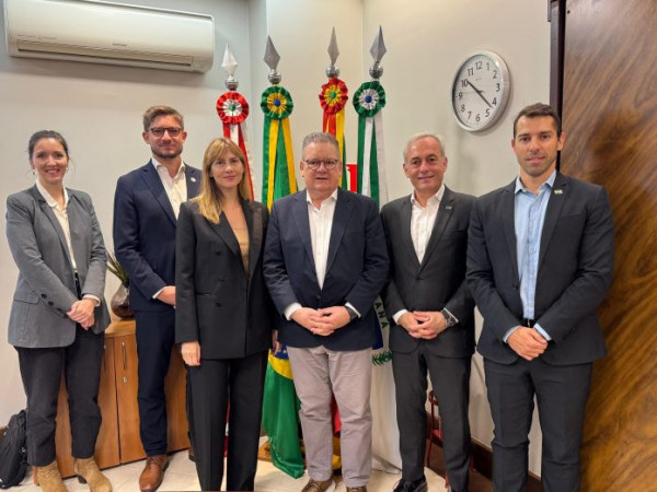 A cônsul-geral foi recebida pelo diretor-presidente do BRDE, Ranolfo Vieira Júnior; ao lado do diretor Financeiro do banco, João Paulo Kleinübing, e de Planejamento, Leonardo Busatto.