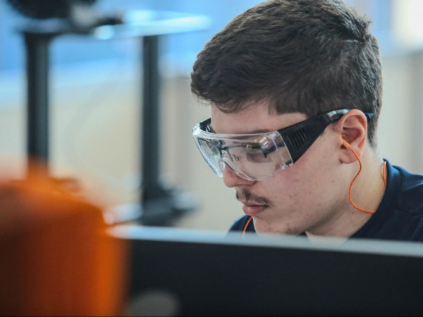 Pesquisa do SESI e SENAI mostra que os jovens priorizam salário, crescimento e propósito ao escolher uma carreira, valorizando autonomia e significado no trabalho.