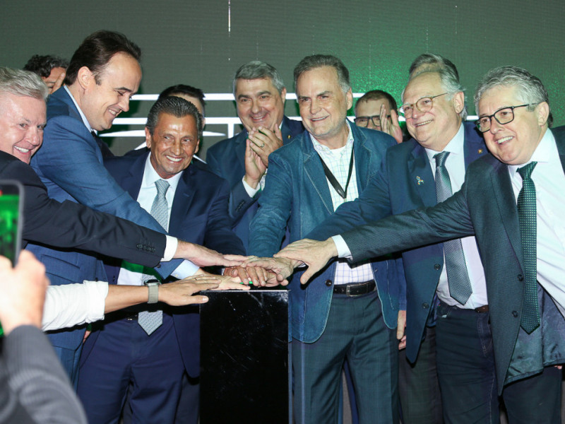 
Deputados acionam a maior usina de energia solar instalada em telhado em SC, durante a edição do Alesc Itinerante em BC