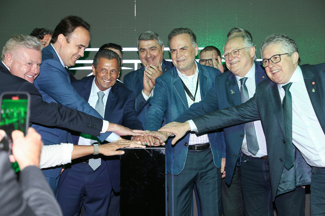 
Deputados acionam a maior usina de energia solar instalada em telhado em SC, durante a edição do Alesc Itinerante em BC