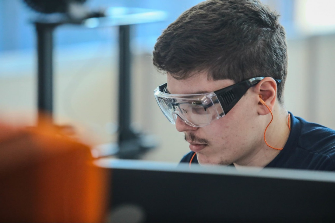 Pesquisa do SESI e SENAI mostra que os jovens priorizam salário, crescimento e propósito ao escolher uma carreira, valorizando autonomia e significado no trabalho.