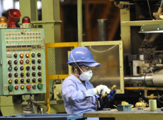 Produção industrial recua 0,4% em setembro, mostra IBGE