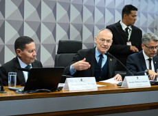  Contarato (ao centro) com Hamilton Mourão, que será vice-presidente, e Alessandro Vieira, relator da CPI
