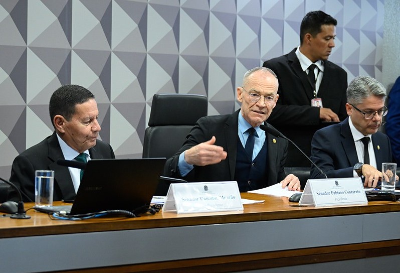  Contarato (ao centro) com Hamilton Mourão, que será vice-presidente, e Alessandro Vieira, relator da CPI

