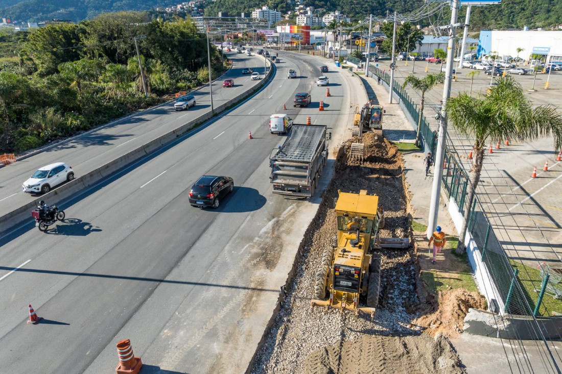 A triplicação abrange quase 10 quilômetros de extensão, sendo 6 km da rodovia principal SC-401 e 3 km de vias marginais, com 1,5 km em cada sentido