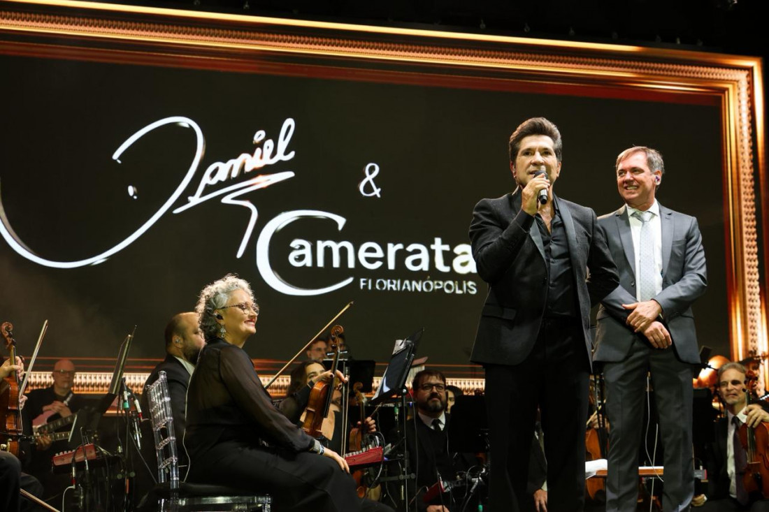 o cantor Daniel, um dos nomes mais queridos da música no país, subiu ao palco ao lado da Camerata Florianópolis sob regência do maestro Jeferson Della Rocca,