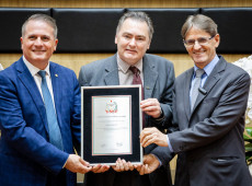 Os deputados Altair Silva (esquerda) e Neodi Saretta (direita), entregaram uma placa comemorativa a Everton Luis Krabbe, da Embrapa Suínos e Aves.