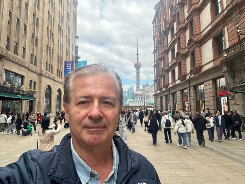 Henry Uliano Quaresma é CEO da Brasil Business Partners e membro de conselhos de empresas e entidades empresariais. Autor de artigos e livros de referência, destaca-se a obra "O Fator China: Oportunidades e Desafios"