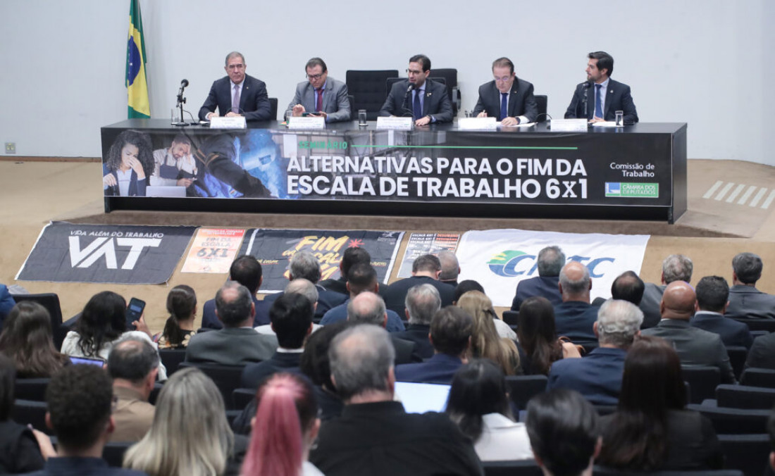 Durante o debate, reforçou a posição da CNC sobre a importância da negociação coletiva como instrumento legítimo para tratar da jornada de trabalho