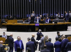  O Plen&aacute;rio da C&acirc;mara deu in&iacute;cio &agrave; discuss&atilde;o da proposta na quarta-feira (12).

