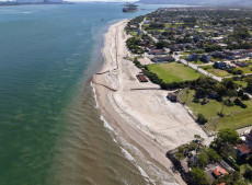 Sedimentos de uma dragagem portuária estão sendo utilizados para o alargamento de uma prai