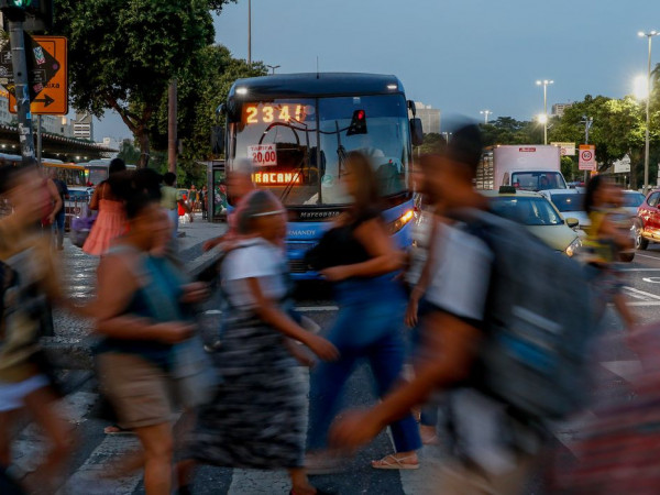 Empresas pagavam, em média, 15,8% mais a homens que a mulheres em 2023