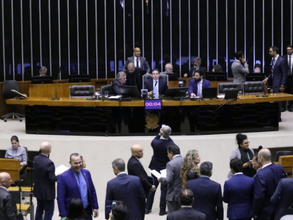  O Plenário da Câmara deu início à discussão da proposta na quarta-feira (12).

