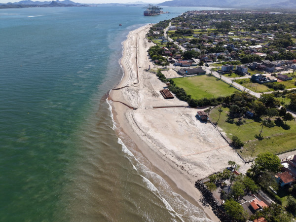 Sedimentos de uma dragagem portuária estão sendo utilizados para o alargamento de uma prai