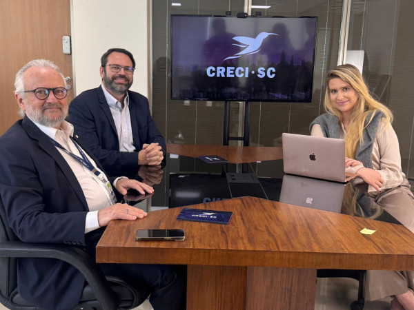 Presidente Marcelo Brognoli e procurador jurídico Flaviano Tauscheck na live de lançamento da publicação