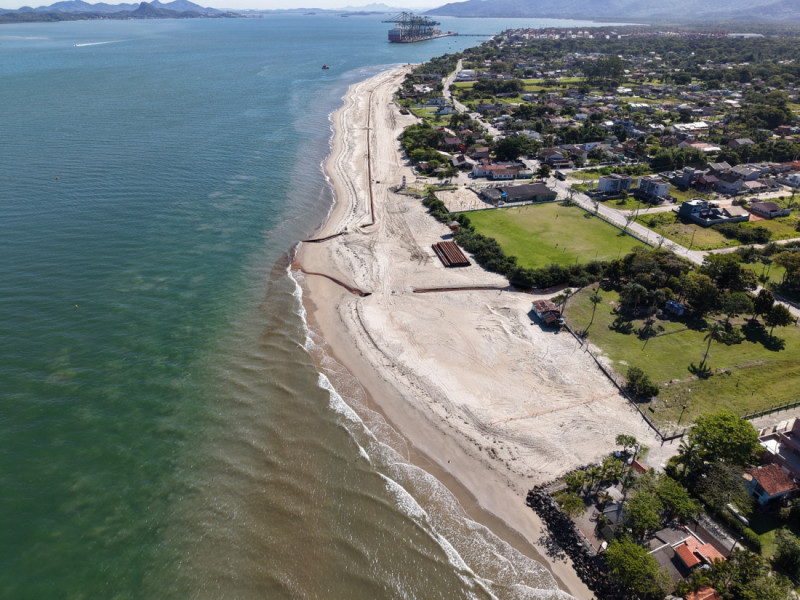 Sedimentos de uma dragagem portuária estão sendo utilizados para o alargamento de uma prai