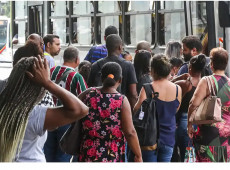 Número dos que procuram emprego há mais de 2 anos cai 17,8%, diz IBGE