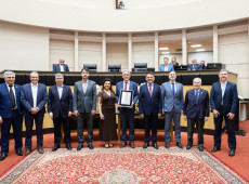 O presidente da Celesc, Tarcisio Rosa, recebeu uma placa comemorativa em nome da empresa.