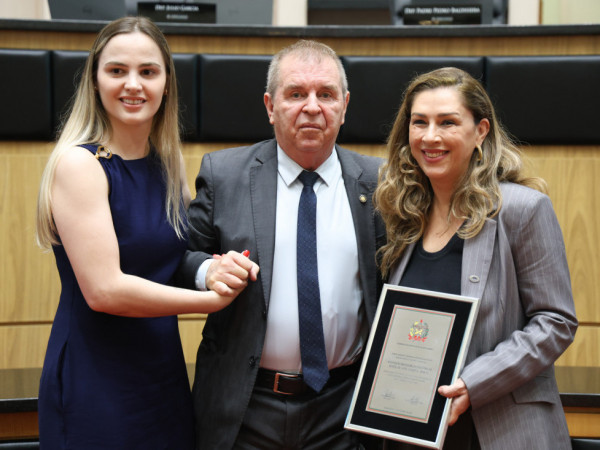 Durante a cerimônia, o deputado Maurício Eskudlark ressaltou o trabalho desempenhado pela ABIH-SC na defesa dos interesses do setor hoteleiro e na promoção da atividade turística em Santa Catarina.
