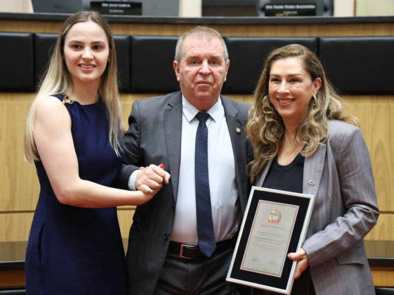Durante a cerimônia, o deputado Maurício Eskudlark ressaltou o trabalho desempenhado pela ABIH-SC na defesa dos interesses do setor hoteleiro e na promoção da atividade turística em Santa Catarina.