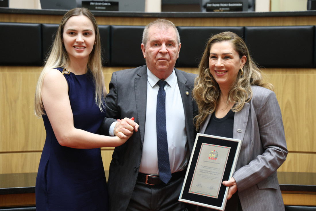 Durante a cerimônia, o deputado Maurício Eskudlark ressaltou o trabalho desempenhado pela ABIH-SC na defesa dos interesses do setor hoteleiro e na promoção da atividade turística em Santa Catarina.