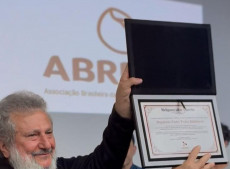 Padre Pedro mostra título concedido pela Sociedade Catarinense de Meliponicultura durante o 2º Simpósio Nacional de Meliponicultura e Zootecnia