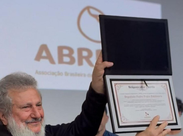 Padre Pedro mostra título concedido pela Sociedade Catarinense de Meliponicultura durante o 2º Simpósio Nacional de Meliponicultura e Zootecnia