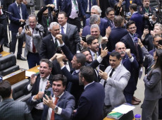 Parlamentares da Oposição comemoram aprovação do texto 