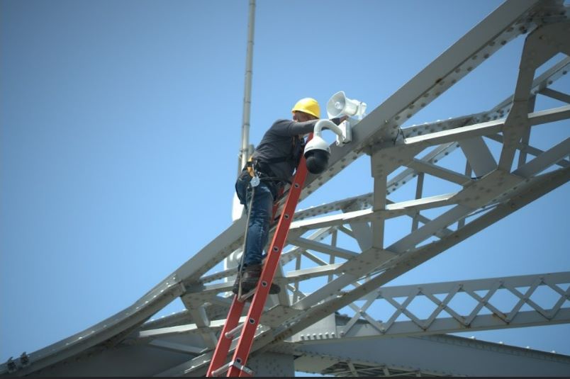 Mais segurança, sobretudo, para a própria ponte, que já foi alvo de diversos ataques contra a sua estrutura, muitos deles em razão dos furtos de cabos elétricos.