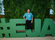 Estudante em logomarca da EJA do SESI/SC durante formatura em 2024 
