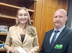 Na foto, vereador Diogo Nicolau entrega Moção de Apoio aprovada pela Câmara Municipal de Lindóia do Sul à deputada, em Brasília